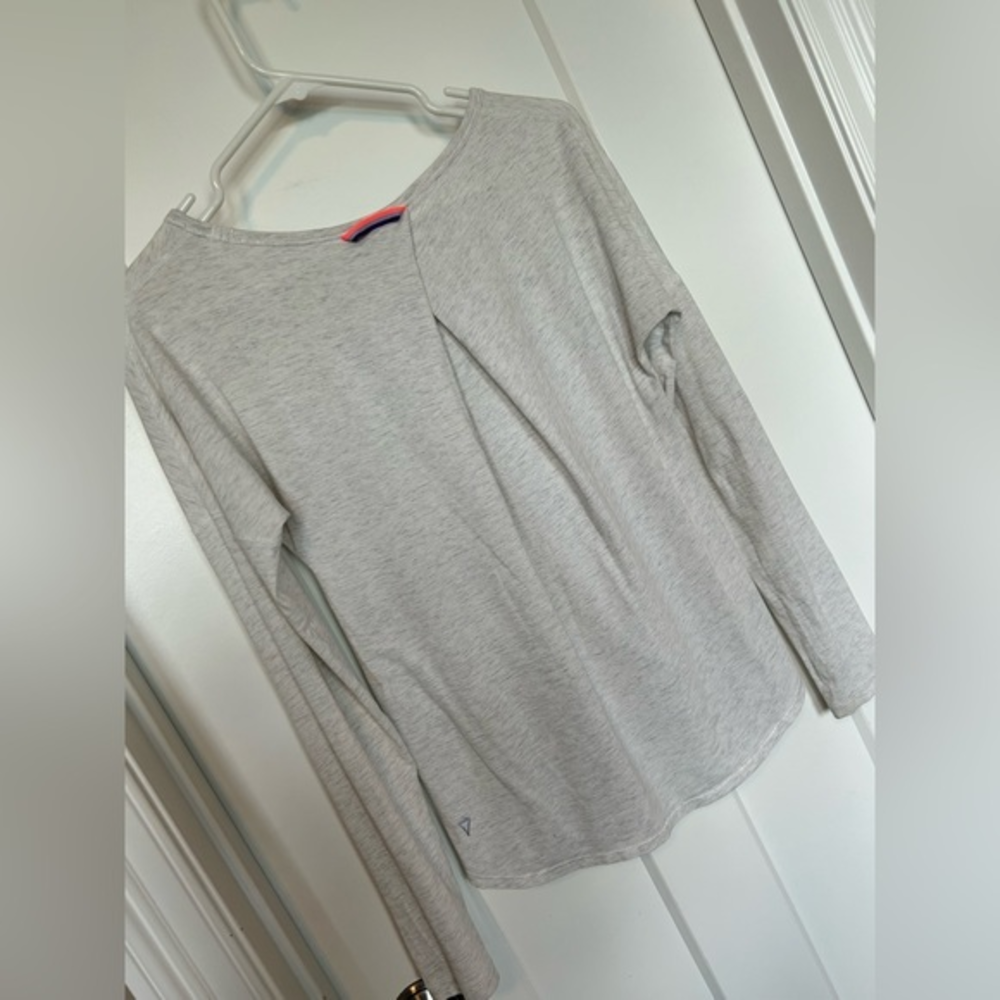 ivivva long leeved shirt